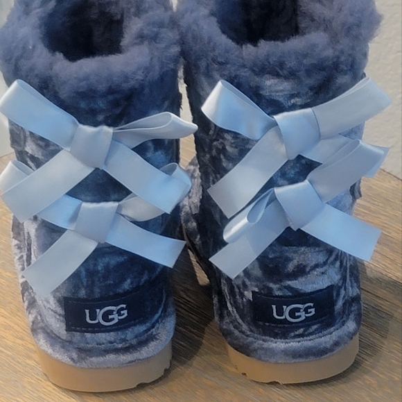 UGG Girl's Bailey Velvet Faux Fur Boots Toddler. - Picture 3 of 8